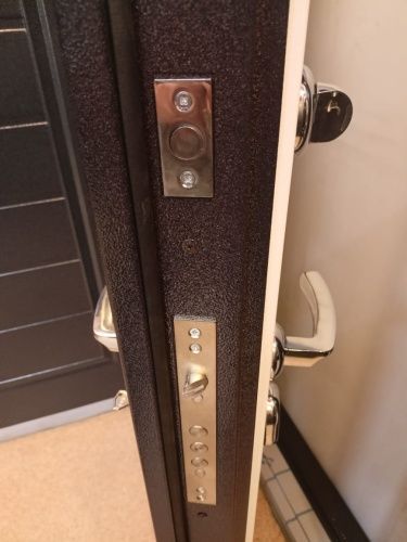 Входная термодверь Snegir PRO Букле коричневый - Бьянко S60-L1 с двойным листом металла фото 4 Входная термодверь Snegir PRO Букле коричневый - Бьянко S60-L1 с двойным листом металла фото 4